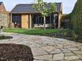 Tuin met schuur en flagstones in Zwolle